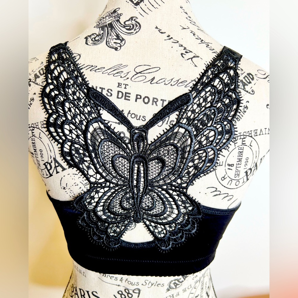 Front closure Butterfly back Wireless Push Up Bra NWOT